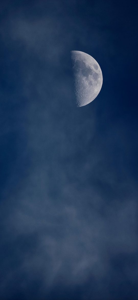 谷歌地图高清卫星地图在线 手机竖屏界面上显示一片海岸线的卫星影像，深蓝海水与浅色沙滩边界清晰，底部工具栏排列着图层与测距图标，界面干净
